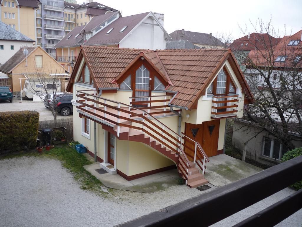 Jokai Apartmanhaz Hévíz الغرفة الصورة
